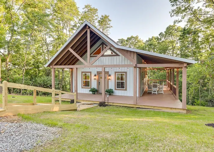 Serene Kentucky Cabin W/ Fireplace + Fire Pit!