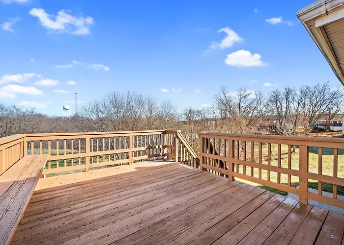 6 Min To Ark, Free Covered Parking, Deck And Grill